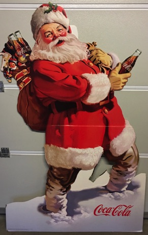 04651-1 € 15,00 coca cola karton kerstman met rugzak 170 x 90 cm.jpeg